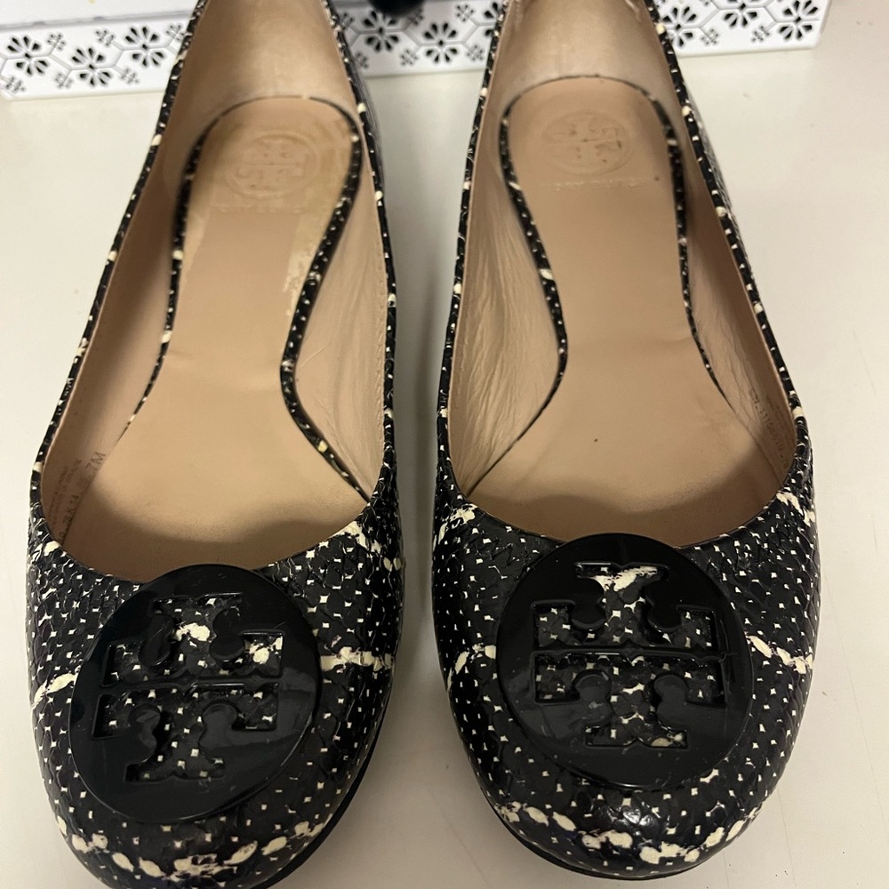 Tory Burch Black and Cream Women's Flats size 7.  Line new condition